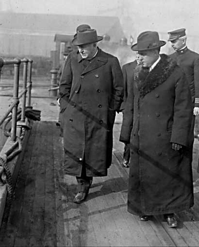 Edison inspects submarine